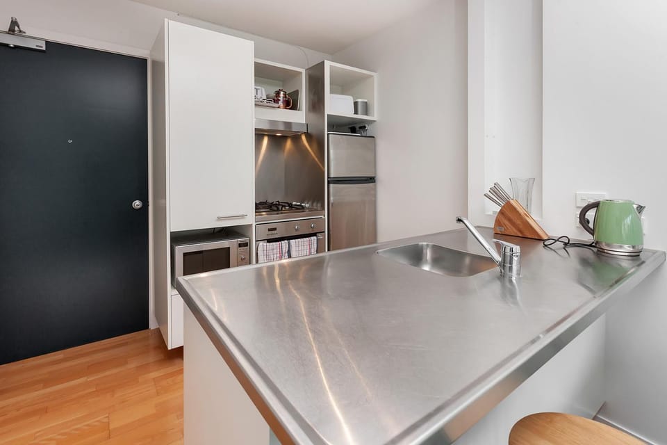 Kitchen or kitchenette, minibar, stove