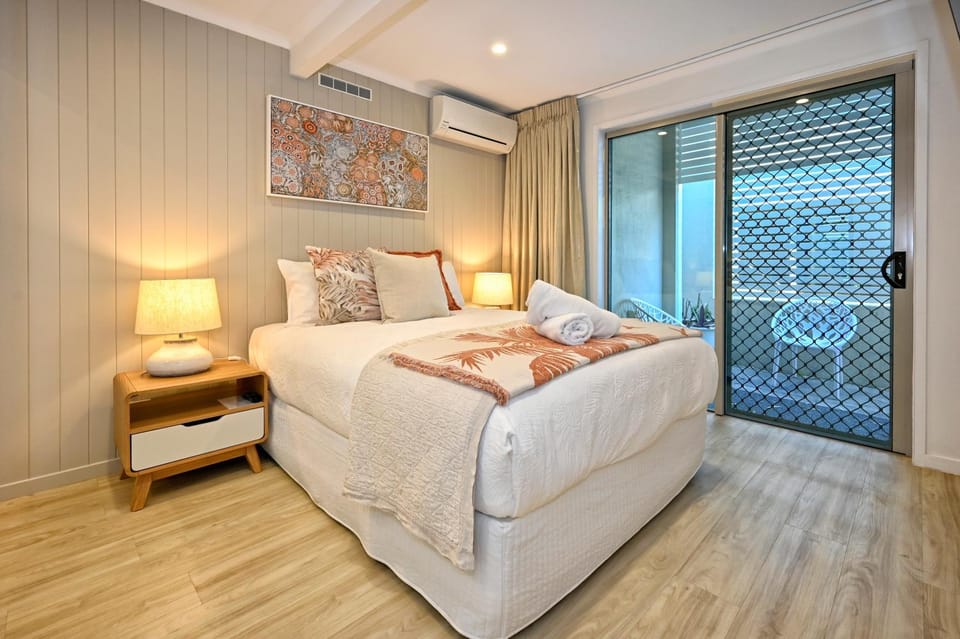 Bed, Bedroom, towels, air conditioner