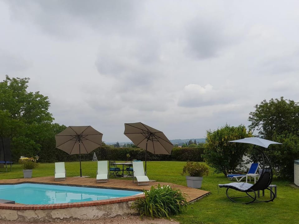 Gîte contemporain chaleureux pour 4 avec piscine partagée - FR-1-489-444 House in Auvergne-Rhône-Alpes