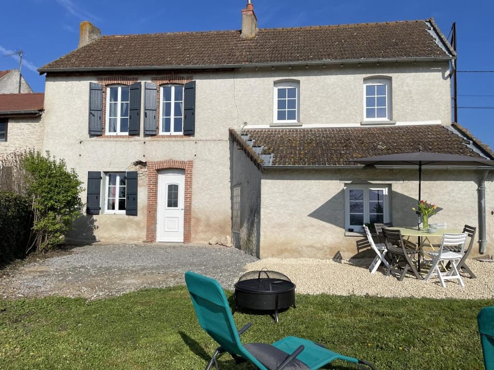 Gîte contemporain chaleureux pour 4 avec piscine partagée - FR-1-489-444 House in Auvergne-Rhône-Alpes