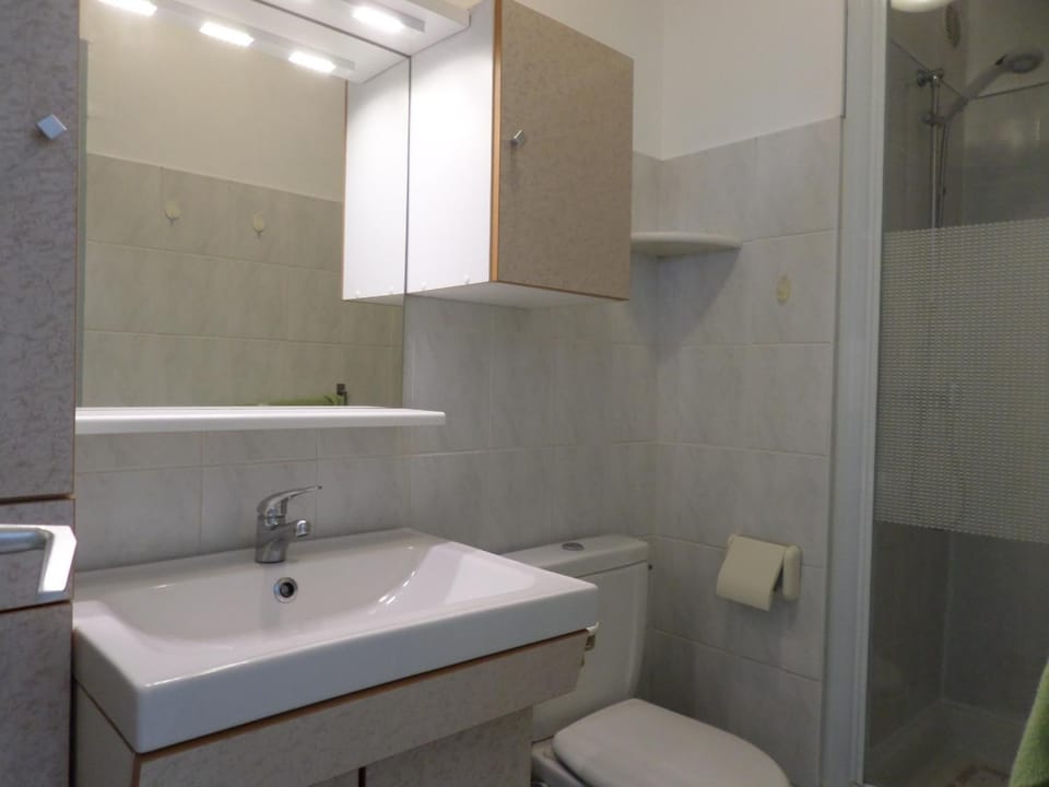 Charmant 2 pièces rénové proche plage avec loggia vitrée, TV, local vélos et parking - FR-1-715-66 Apartment in Mauguio