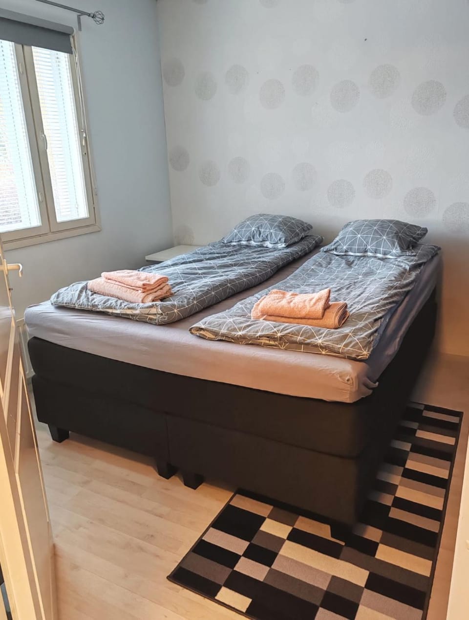 120n Villa Hietala paritalo, 1-8henkilön LUXUS majoitus, 3x160cm jenkkisängyt Löhösohvat, iso takaterassi, täyd keittiö Kodink, laatu sauna, Takka, Tv 75" x2, 2wc, autokatos, avainboxi koodilla, itsekirjaus 24h, wifi ja 500mb kuitunetti, kuivaava pesukone Apartment in Finland