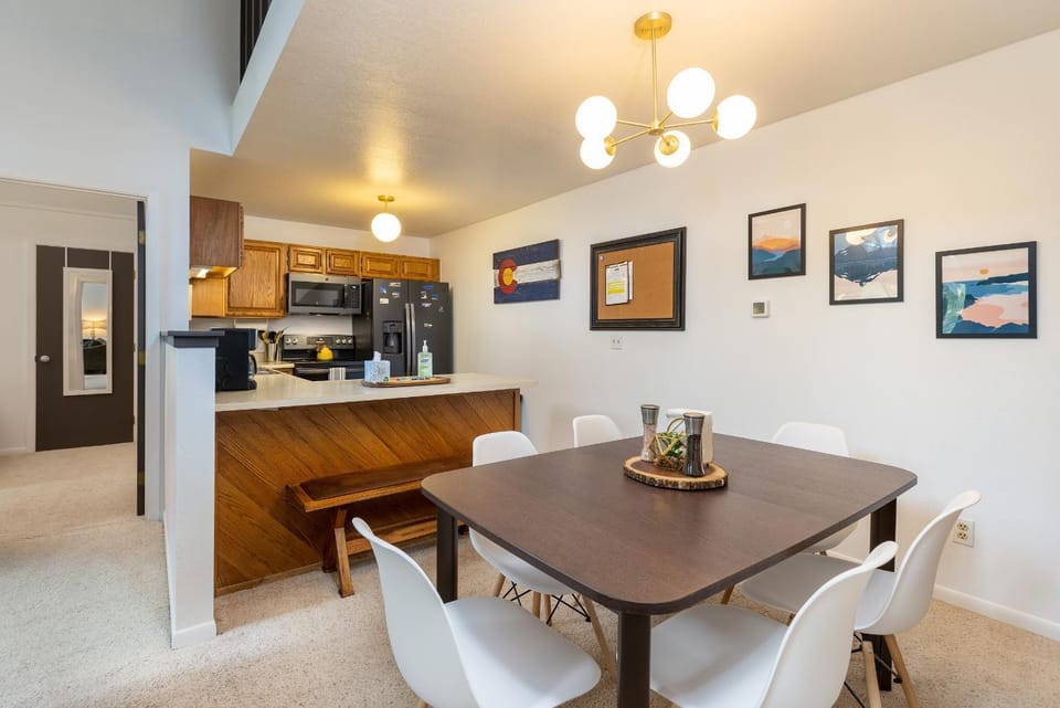 Kitchen or kitchenette, Dining area