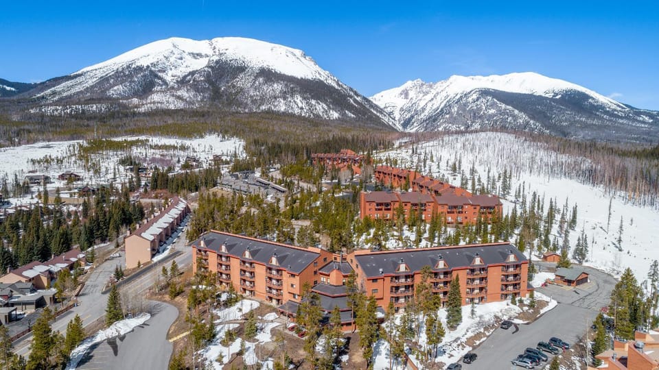 Property building, Neighbourhood, Natural landscape, Bird's eye view, Winter, Mountain view