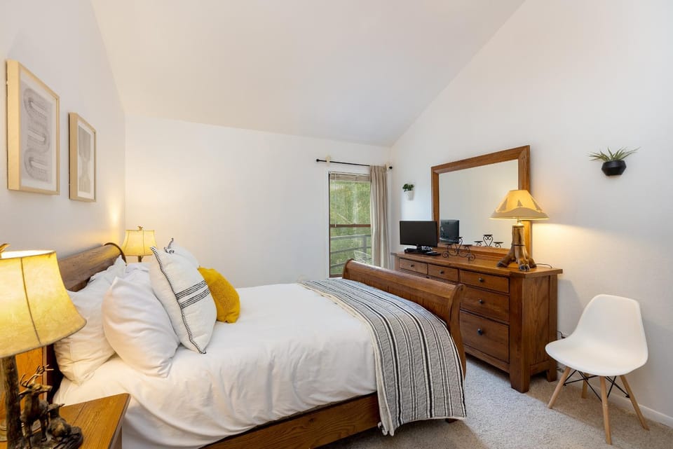 Bed, TV and multimedia, Bedroom