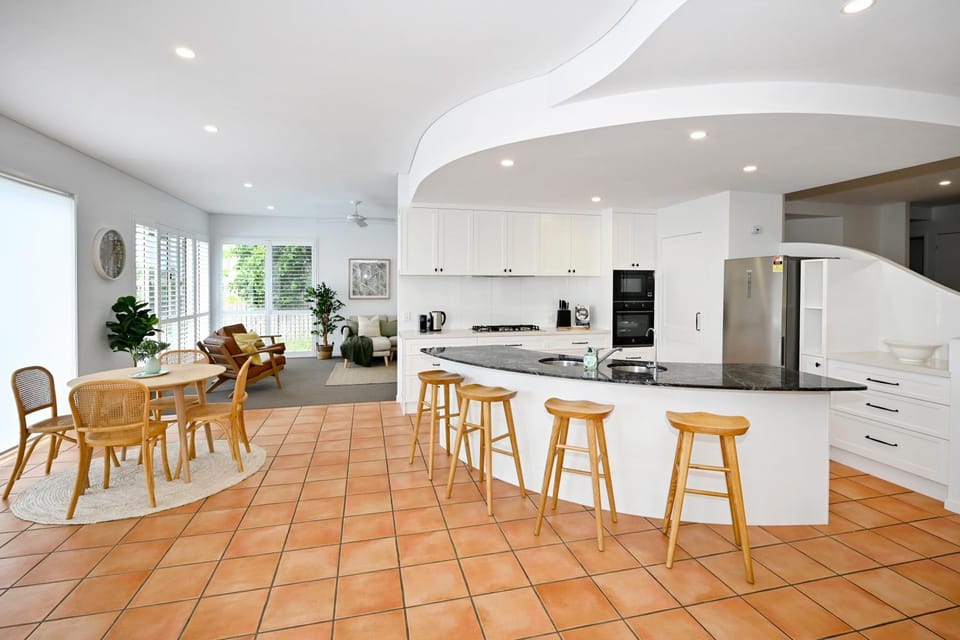 Kitchen or kitchenette, Dining area, dishwasher, minibar, pet friendly, stove, toaster