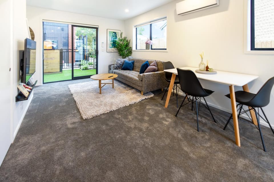 Facade/entrance, Garden, TV and multimedia, View (from property/room), Living room, Photo of the whole room, Decorative detail, Dining area, air conditioner