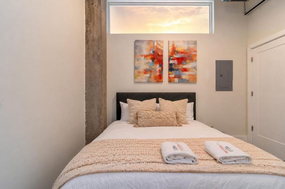 McCormick Place Secret Oasis with Optional parking for up to 8 guests Apartment in South Loop