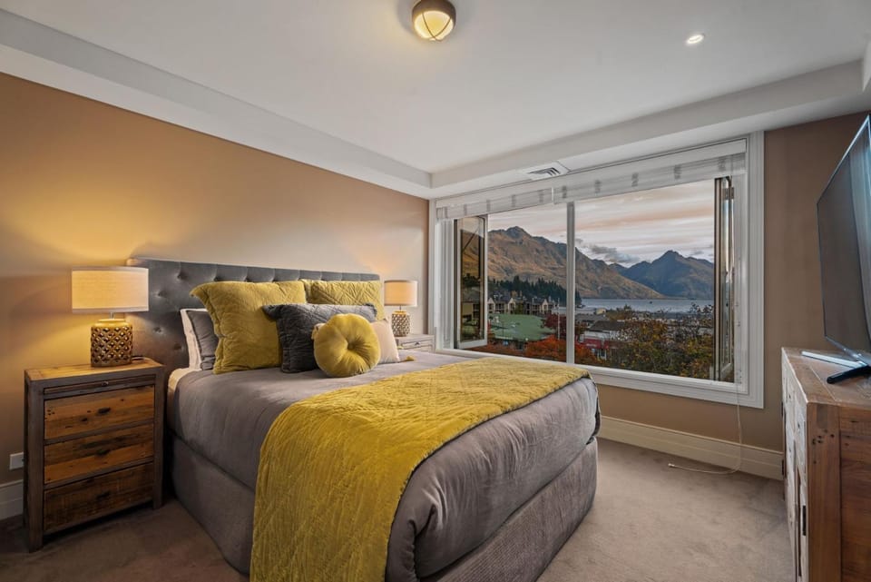 Bed, Natural landscape, TV and multimedia, Bedroom, Mountain view