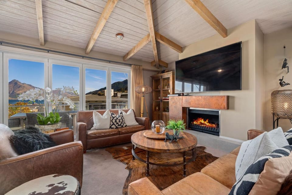 TV and multimedia, Living room, Seating area, Evening entertainment