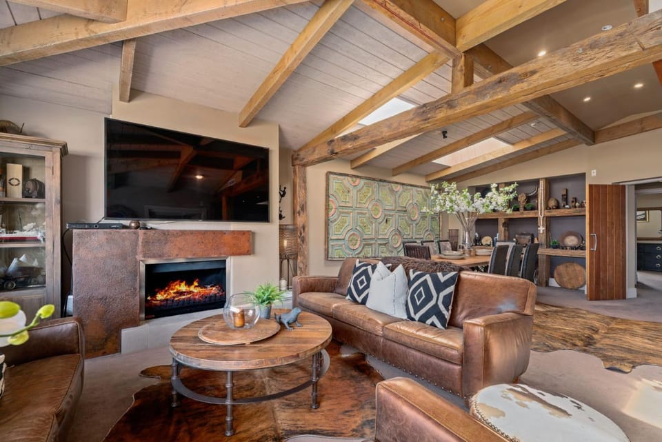 TV and multimedia, Living room, Seating area, Evening entertainment, flat iron