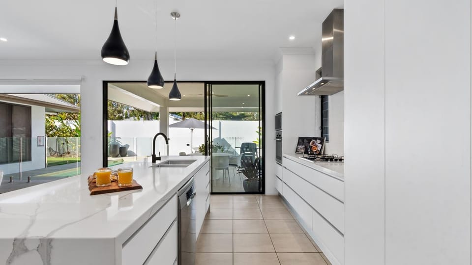 Pura Villa - Tropical Luxury Living House in Palm Cove