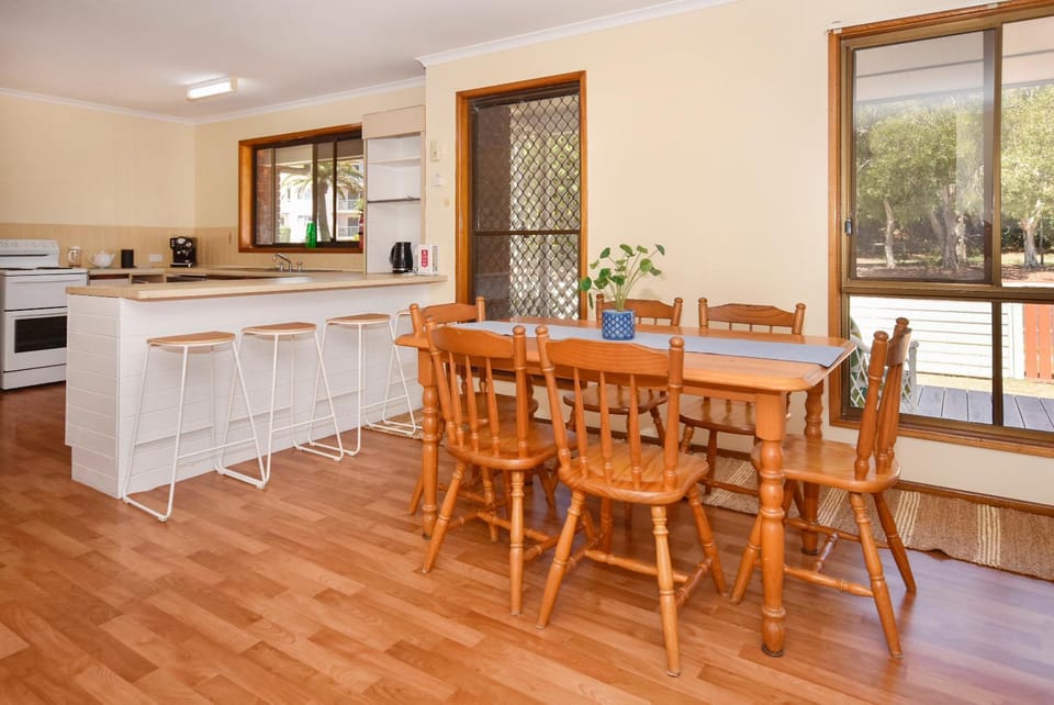 Kitchen or kitchenette, Dining area, dishwasher, pet friendly, stove, toaster