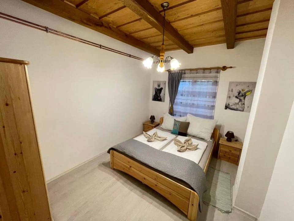 Bed, Bedroom, towels