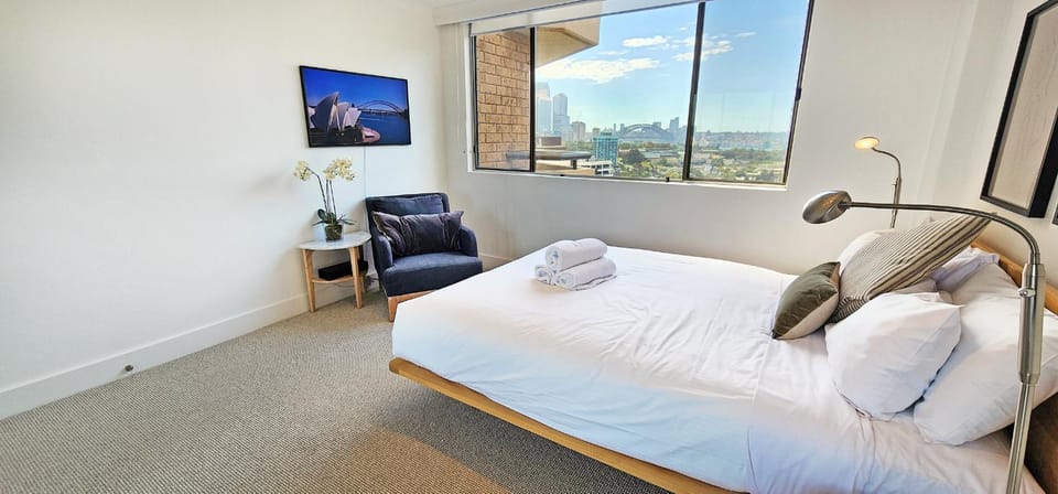 Bed, TV and multimedia, View (from property/room), Photo of the whole room, Bedroom, City view, Landmark view, Sea view
