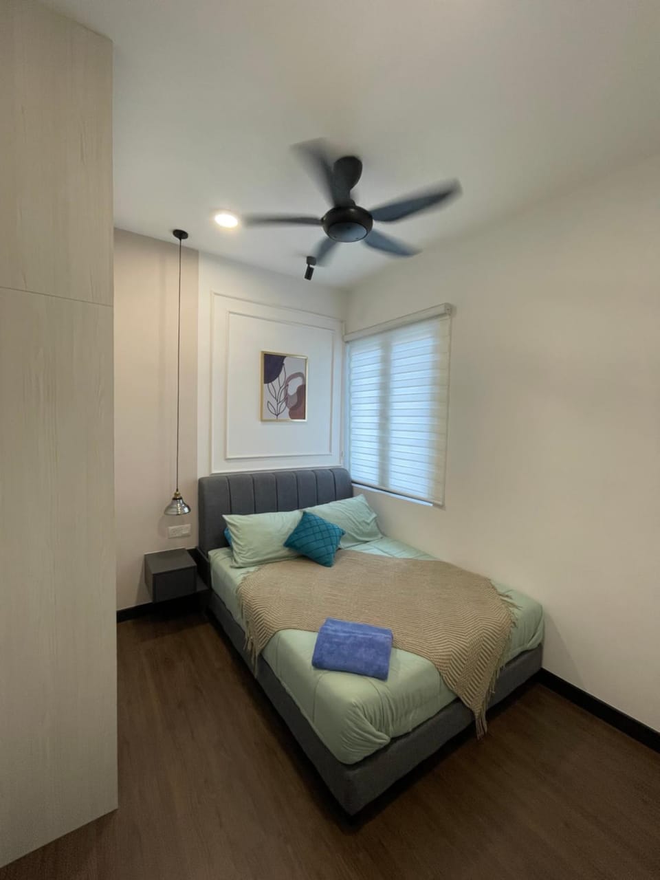 Photo of the whole room, Bedroom, fireplace, towels