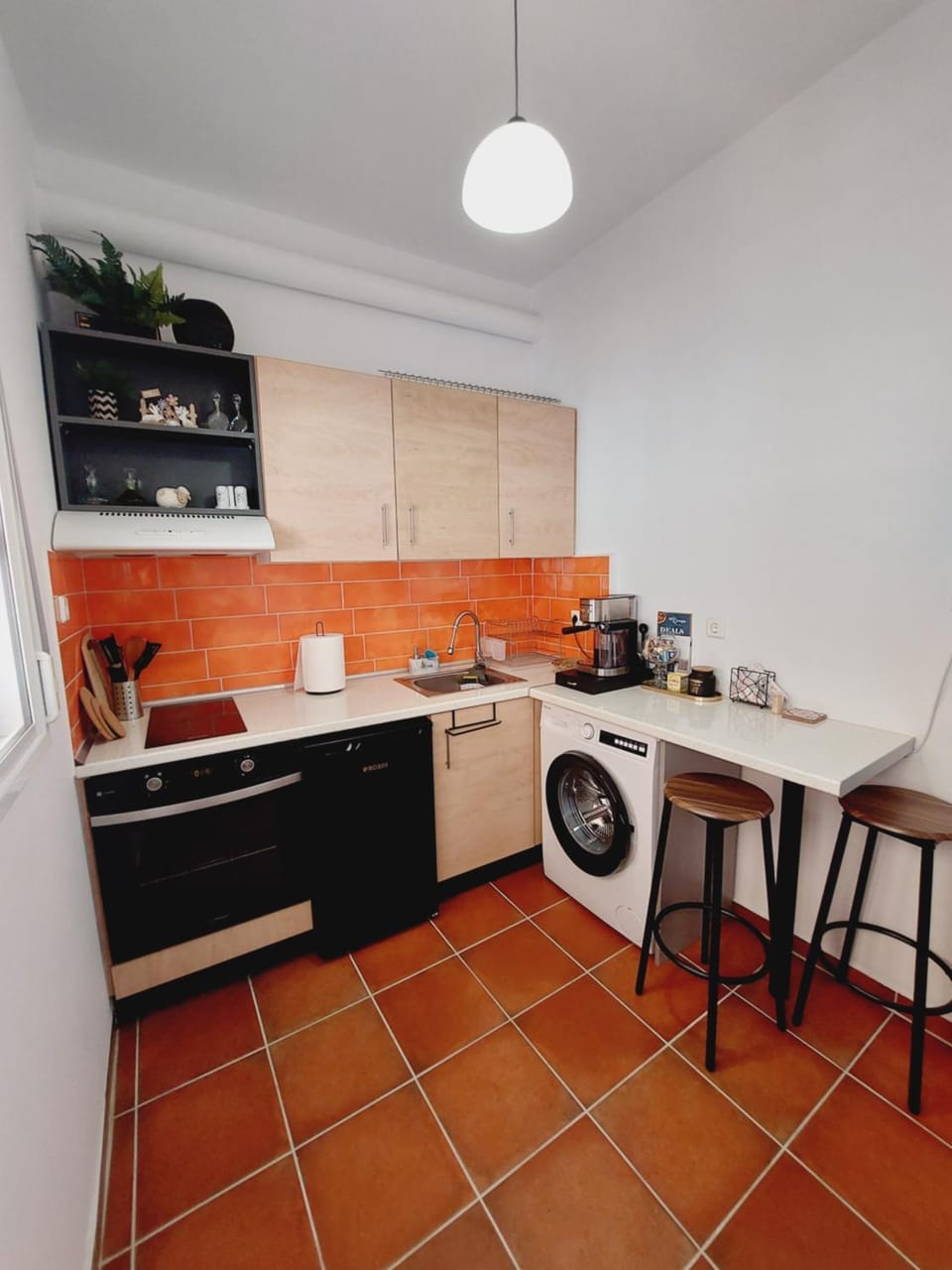 Kitchen or kitchenette, washing machine