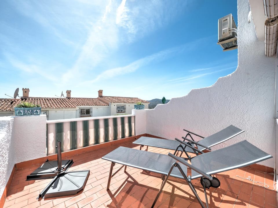 View (from property/room), Balcony/Terrace, sunbed