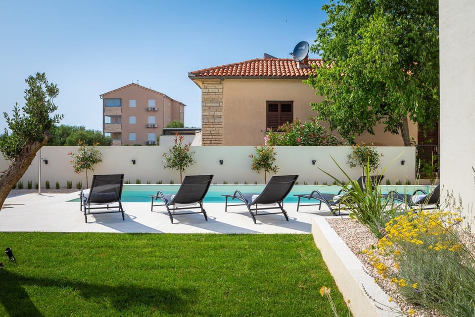 Spring, Day, Garden view, Pool view, Swimming pool, sunbed