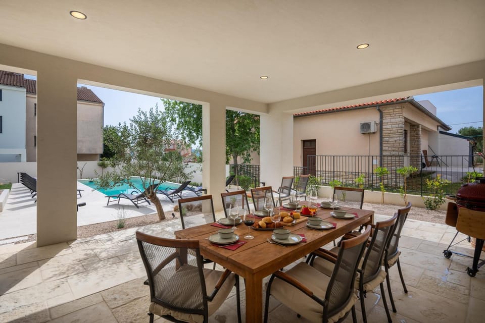 Property building, Day, Balcony/Terrace, Food and drinks, Seating area, Dining area, Pool view, Swimming pool, Swimming pool, sunbed