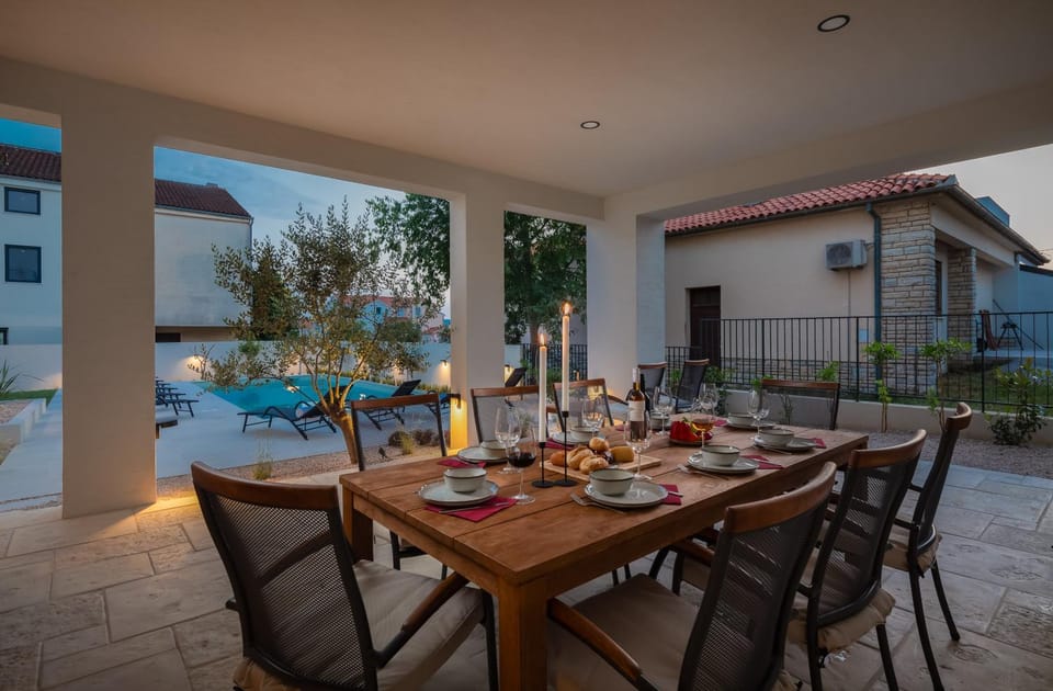 Property building, Balcony/Terrace, Seating area, Dining area, Pool view, Swimming pool