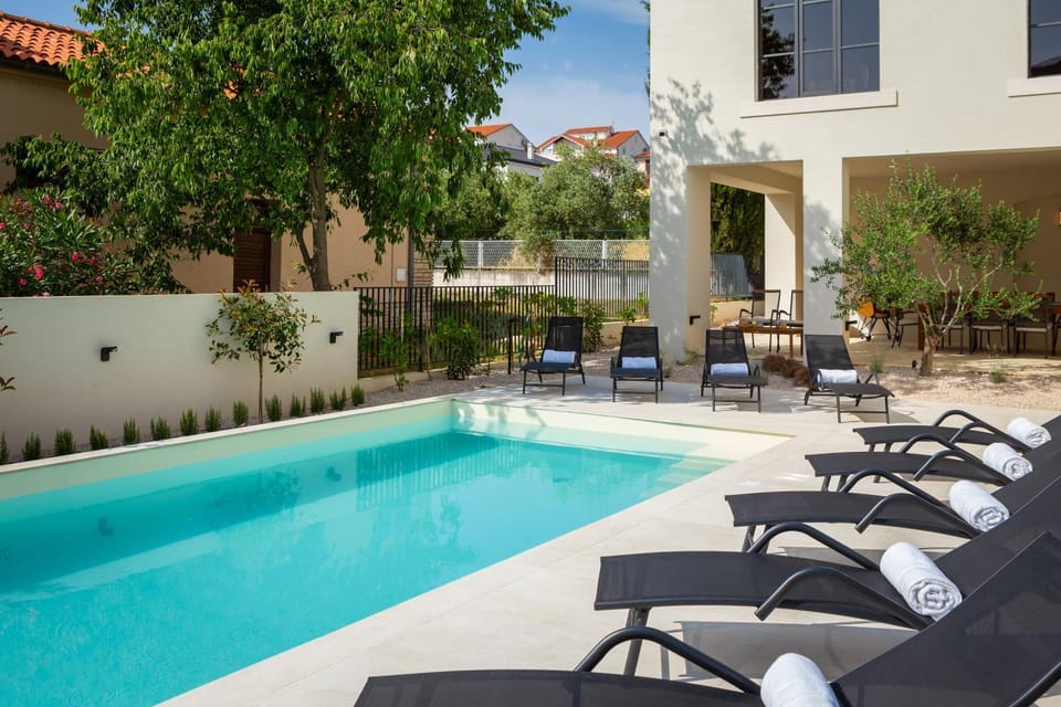 Property building, Day, Pool view, Swimming pool, sunbed