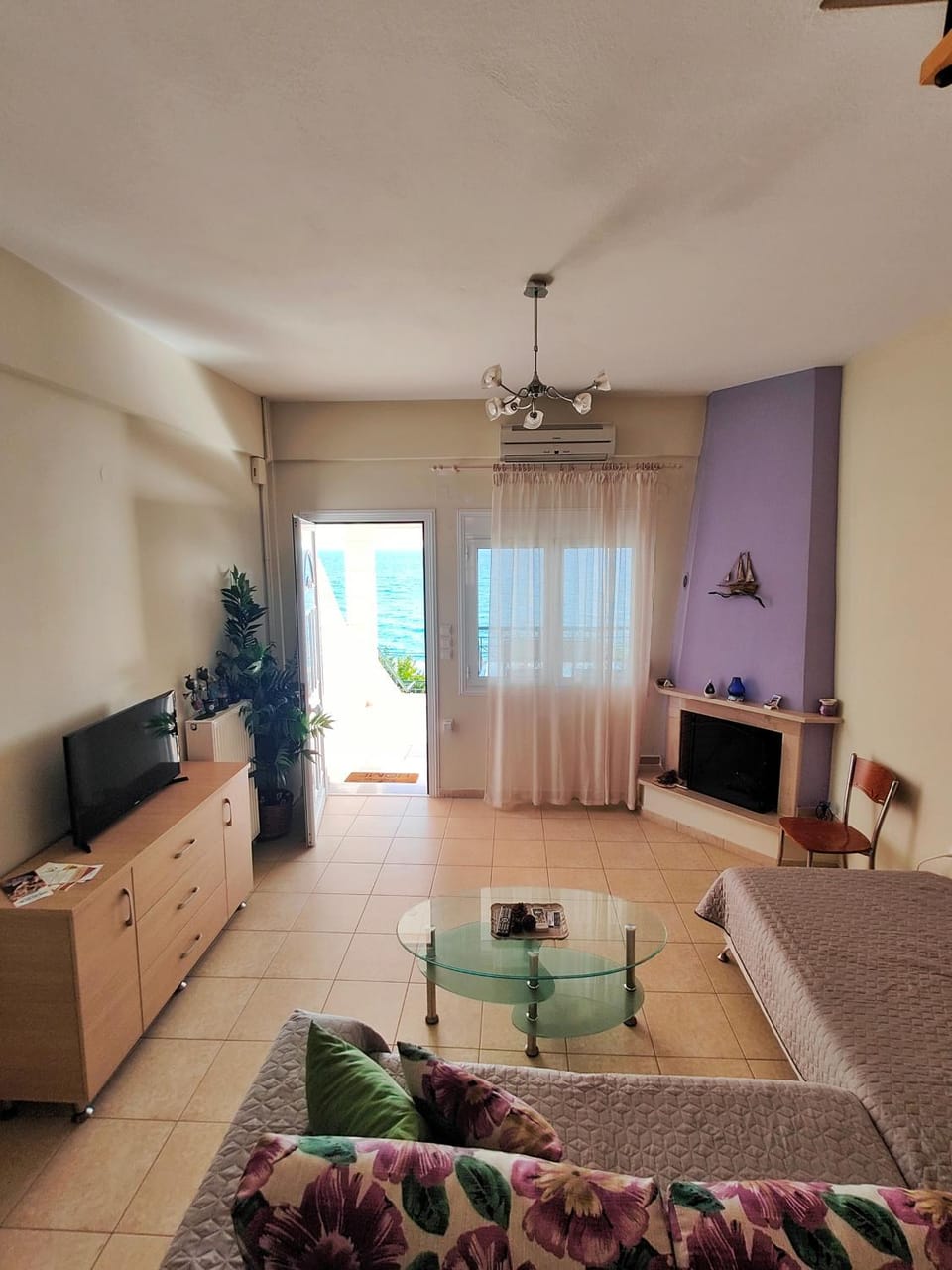 TV and multimedia, Living room, Seating area, Evening entertainment