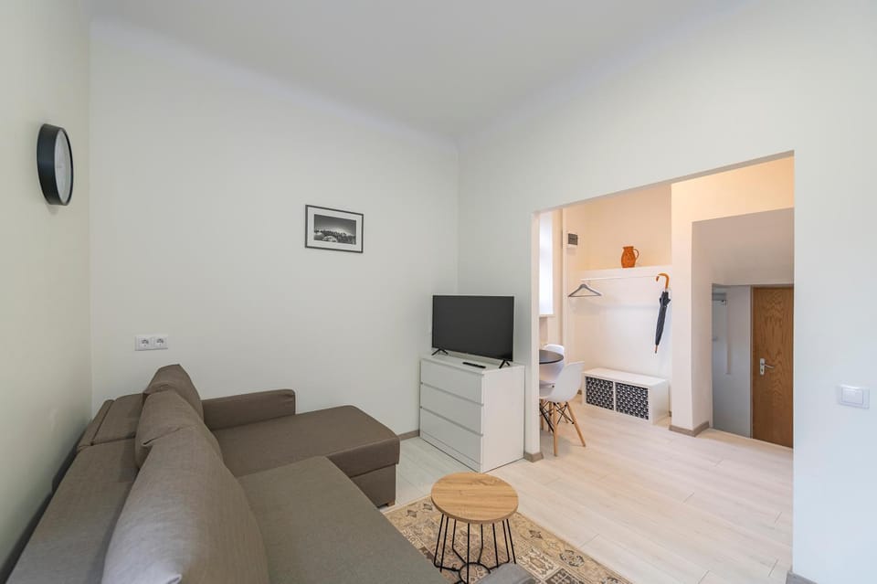 Communal lounge/ TV room, TV and multimedia, Living room, Seating area, Evening entertainment