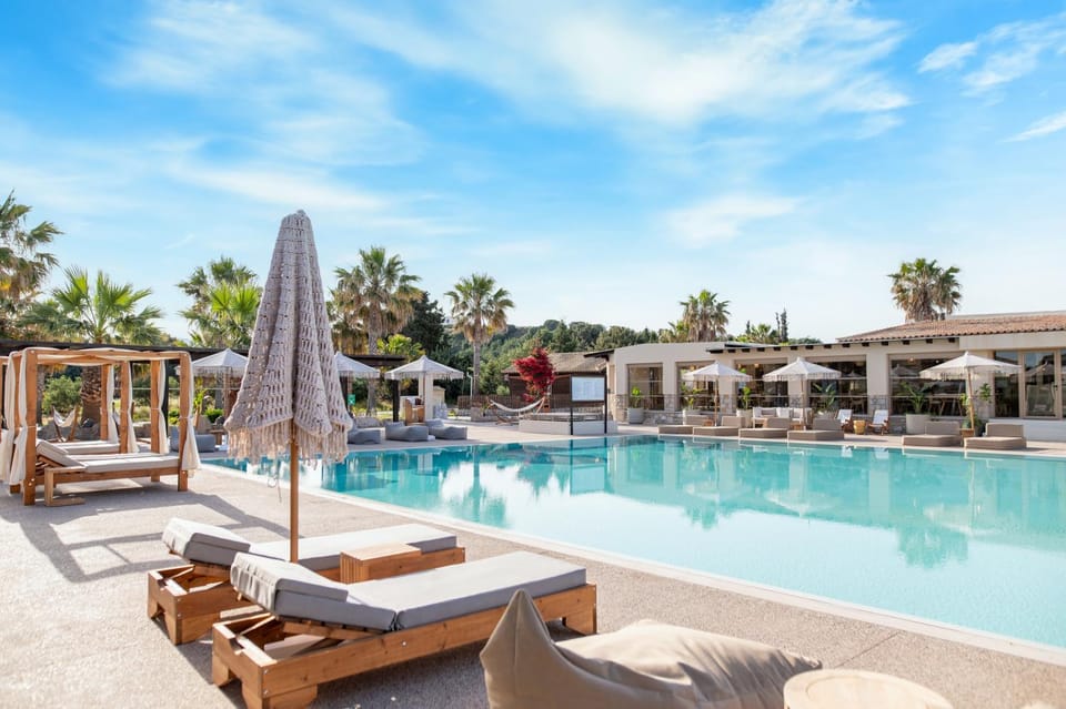 Swimming pool, sunbed