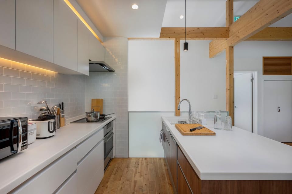 Kitchen or kitchenette, dishwasher, minibar