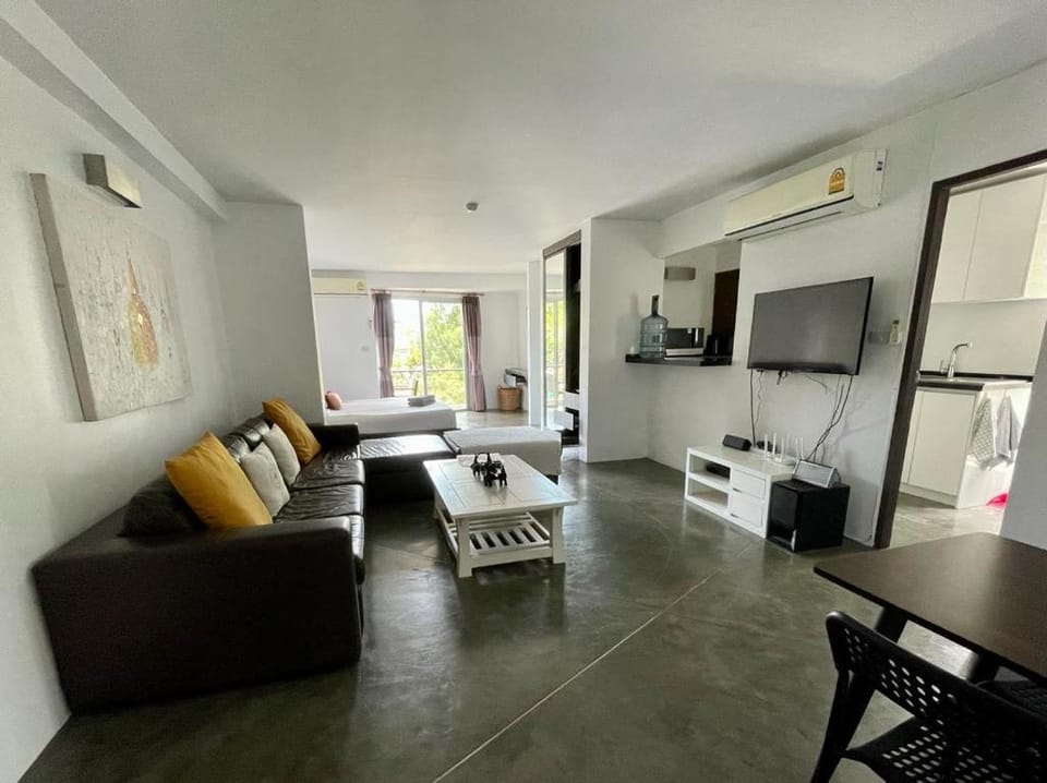 Communal lounge/ TV room, TV and multimedia, Kitchen or kitchenette, Living room, Seating area, Dining area, Evening entertainment, air conditioner
