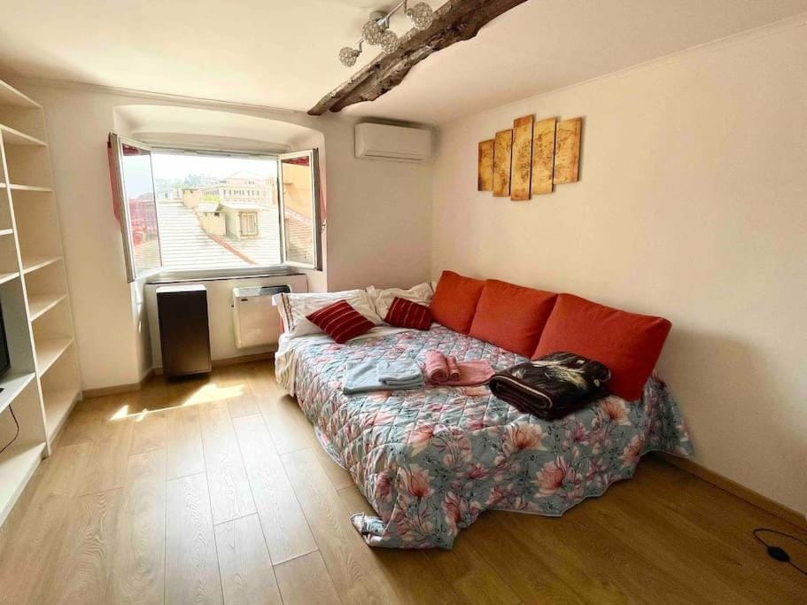 Historic house close to station Apartment in Genoa