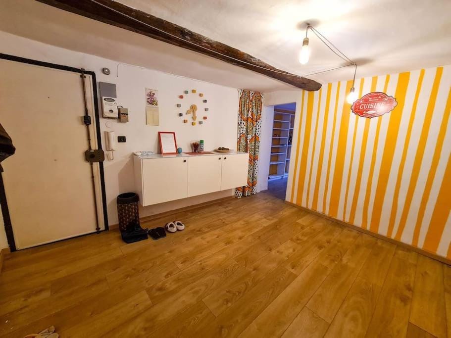 Historic house close to station Apartment in Genoa