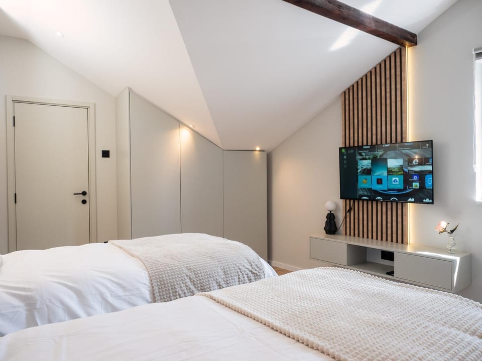 Bed, TV and multimedia, Bedroom, wardrobe