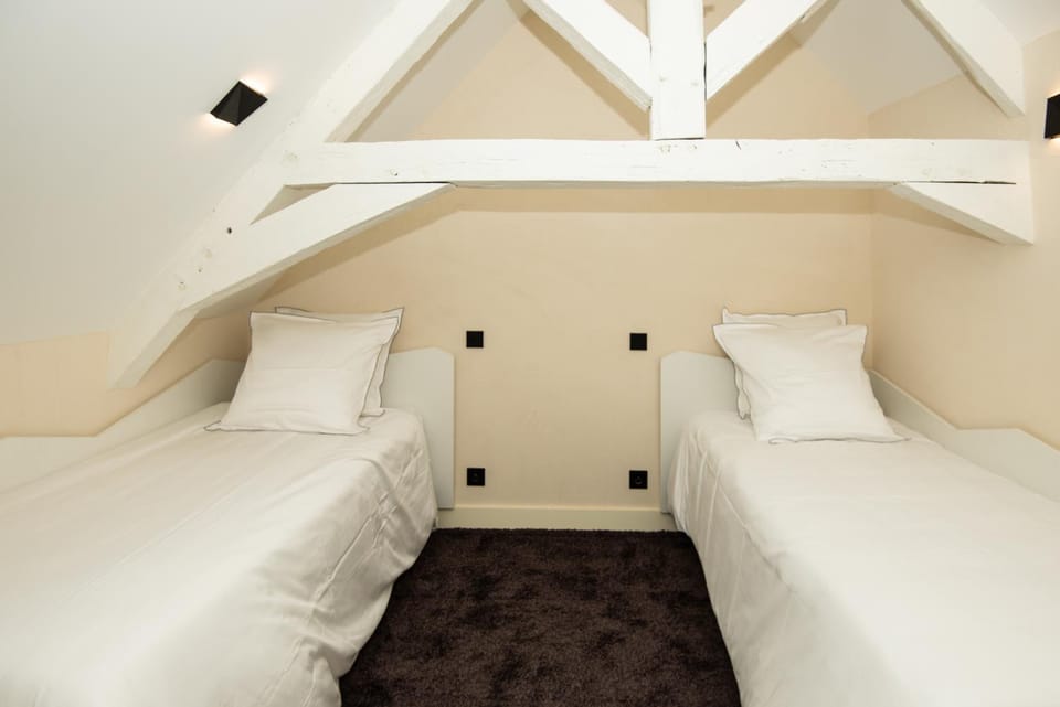 Bed, Photo of the whole room, children, older children, Family