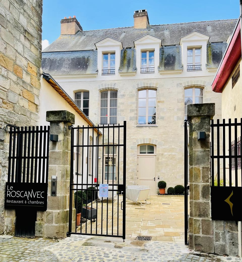 Property building, Restaurant/places to eat, Facade/entrance, Landmark view
