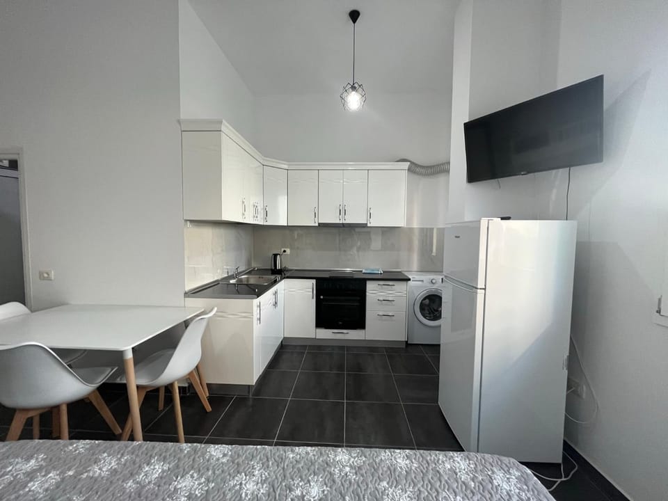 TV and multimedia, Kitchen or kitchenette, Dining area, dishwasher, oven, stove, washing machine