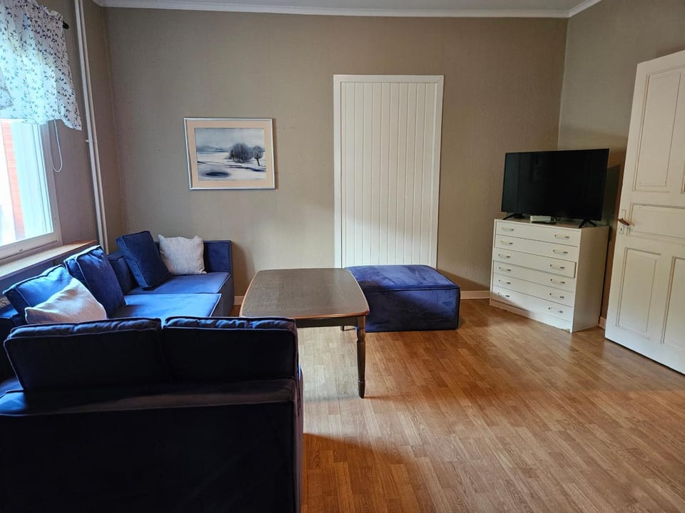 TV and multimedia, Living room, Seating area, Evening entertainment
