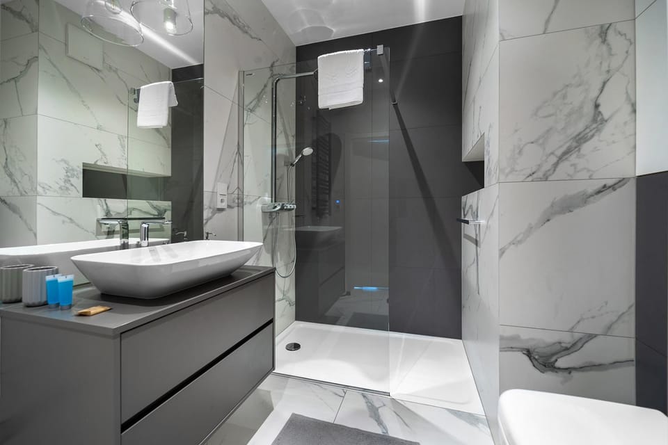 Shower, Toilet, Bathroom, towels