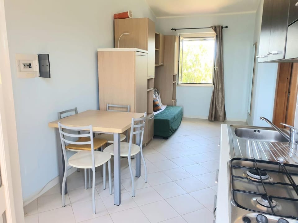Kitchen or kitchenette, Living room, Seating area, Dining area