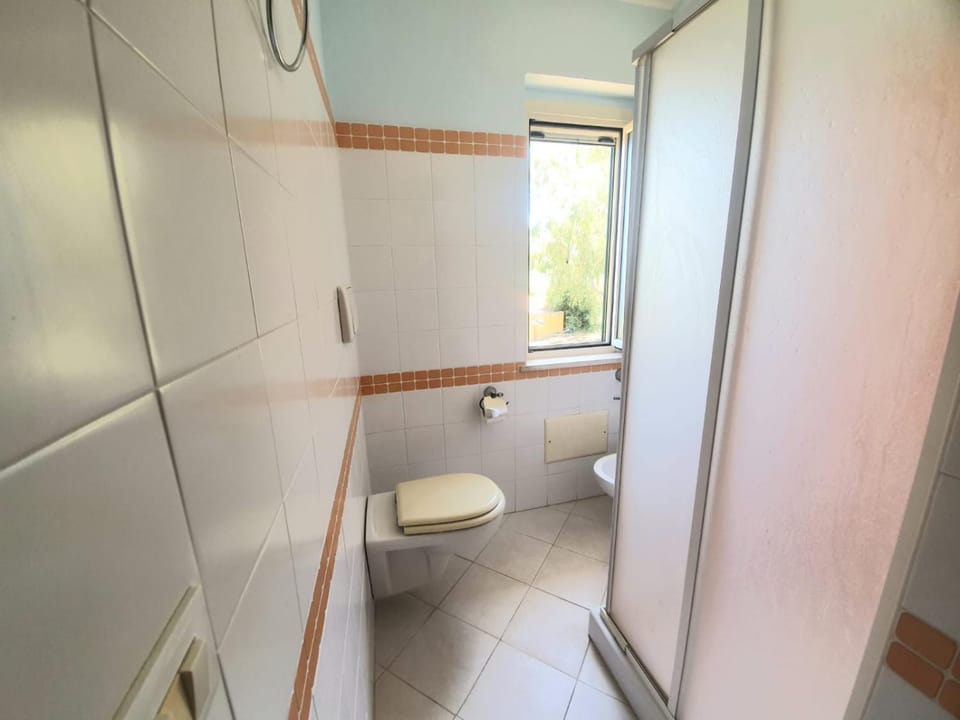 Shower, Toilet