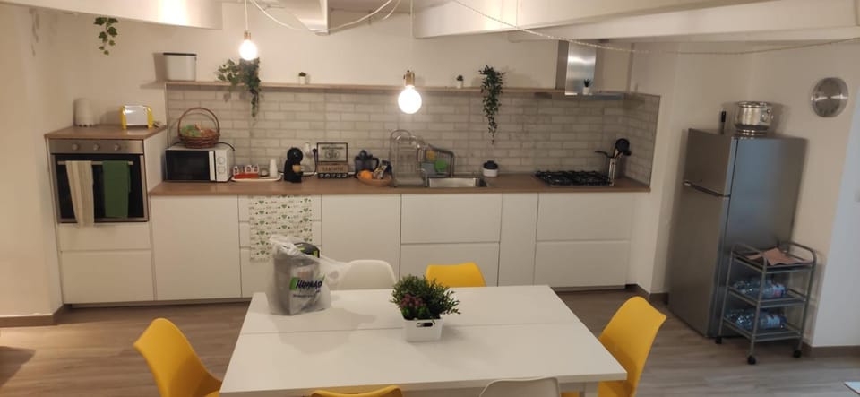 Coffee/tea facilities, Kitchen or kitchenette, Dining area, minibar, oven, pet friendly, stove, toaster, kitchen