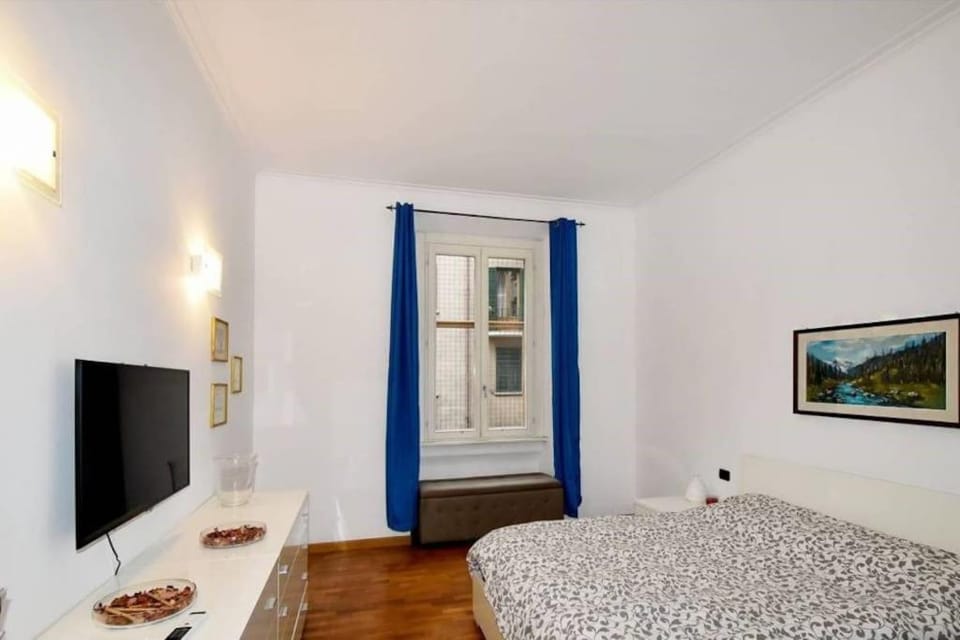 Bed, TV and multimedia, Photo of the whole room