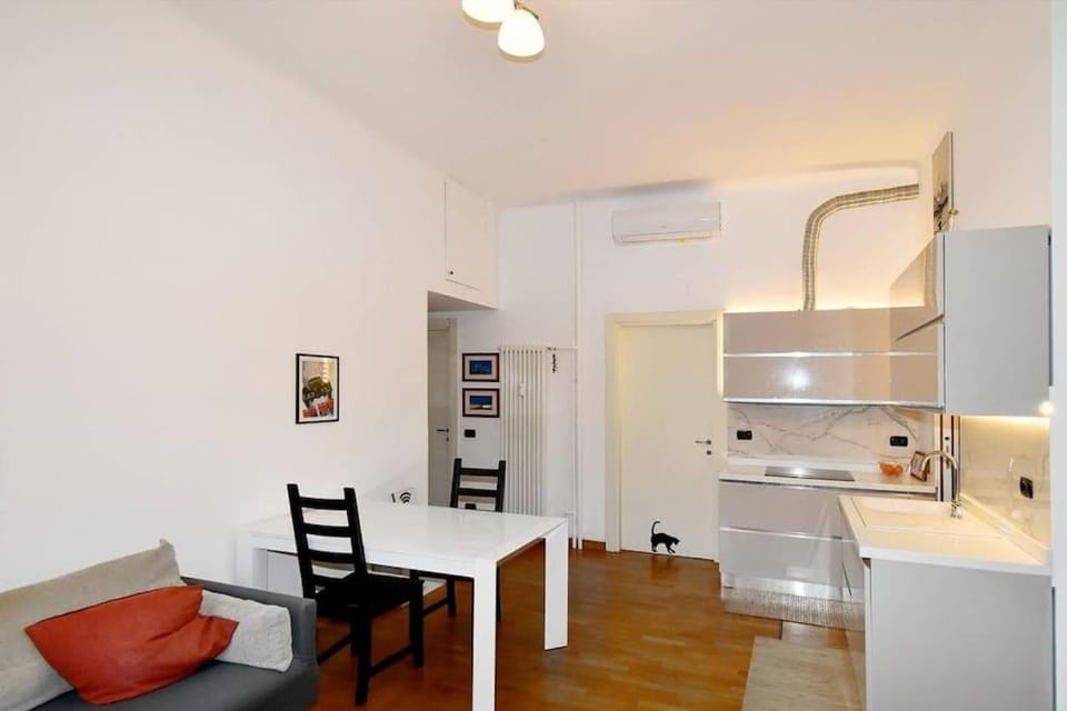 Kitchen or kitchenette, Dining area, stove