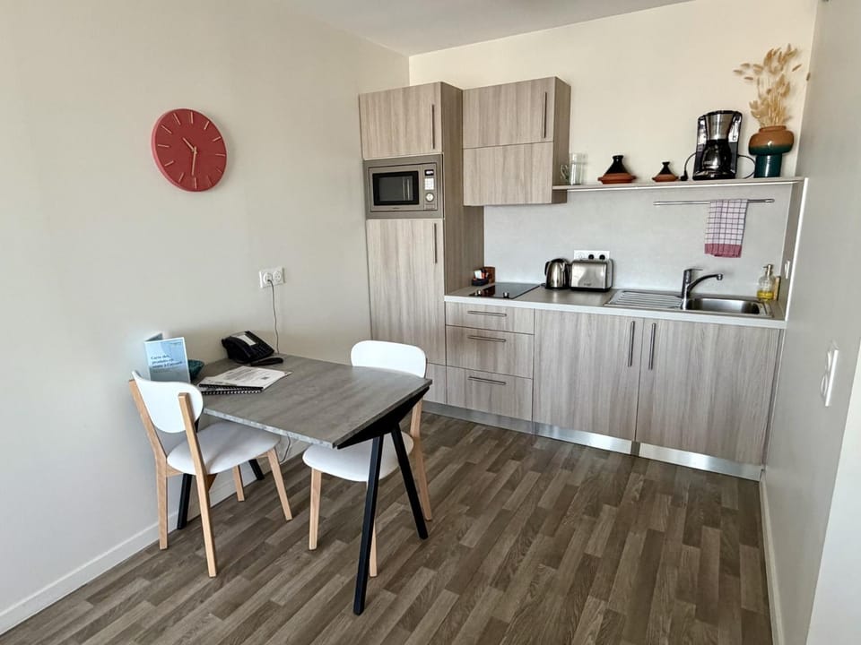 Coffee/tea facilities, Kitchen or kitchenette, Dining area, microwave, pet friendly, toaster