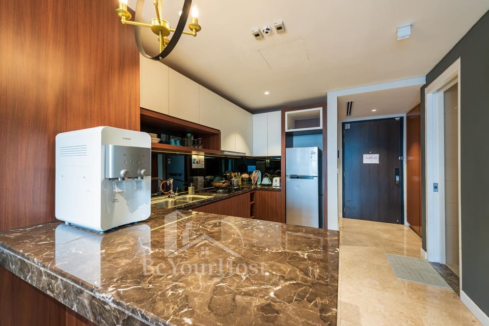 Kitchen or kitchenette, minibar