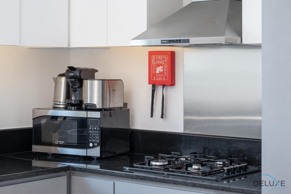 Kitchen or kitchenette, minibar, stove, toaster
