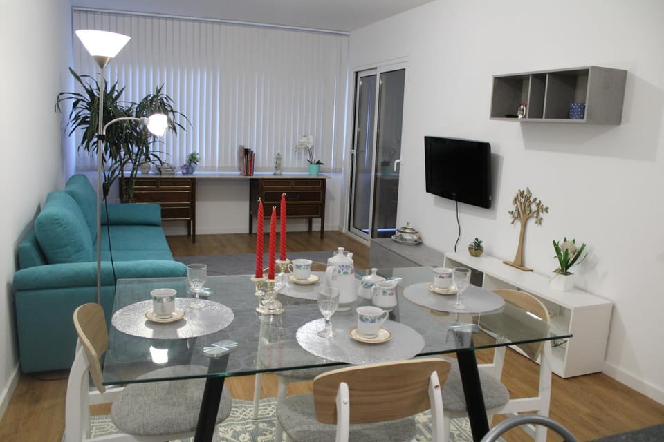 TV and multimedia, Living room, Seating area, Dining area