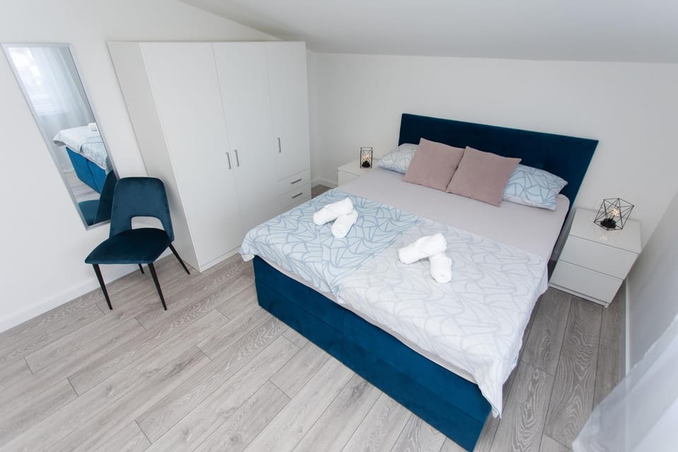 Bed, Bedroom, towels, wardrobe