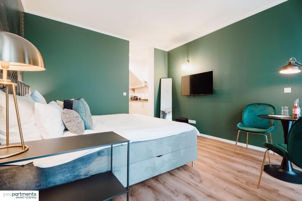 Bed, TV and multimedia, Photo of the whole room, Bedroom, hair dresser